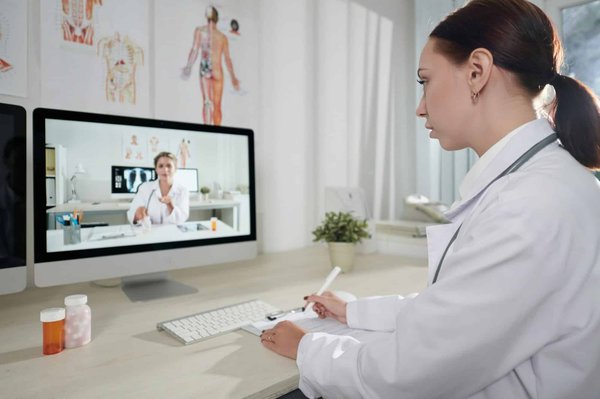 La médecine et la pharmacie dans l'ère de la technologie : impacts et opportunités